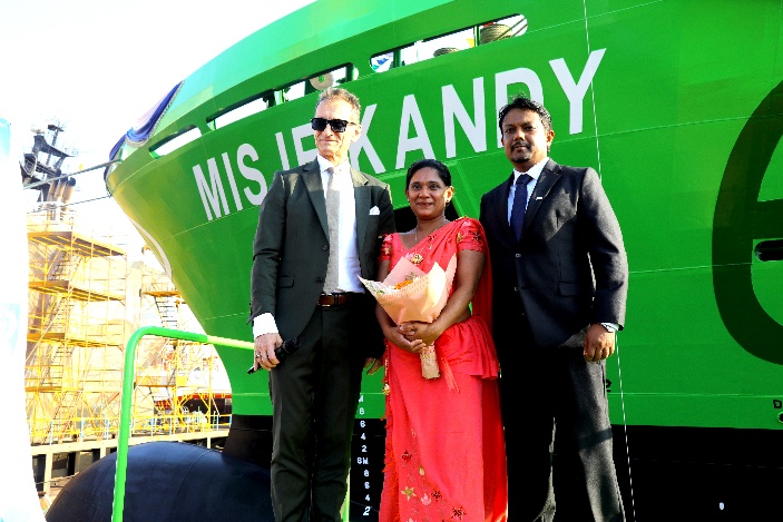 Champagne breaking 1